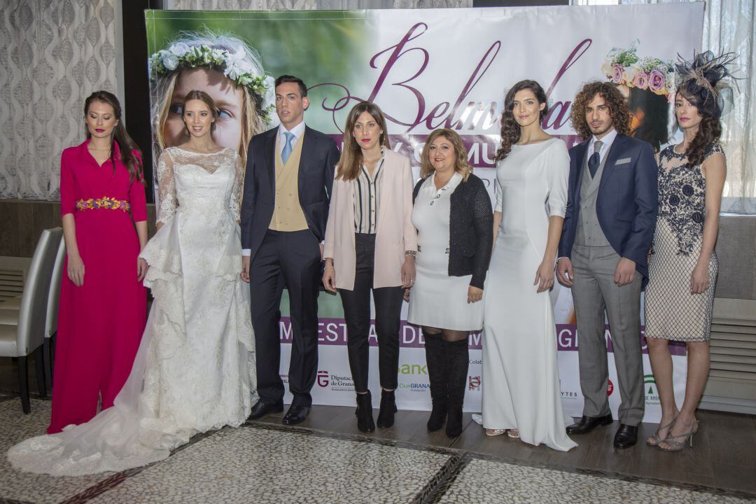 Loli Cañavate, alcaldesa de Armilla y presidenta de Fermasa, y Paqui Fernández, consejera delegada de Fermasa, posan con modelos de Belmoda