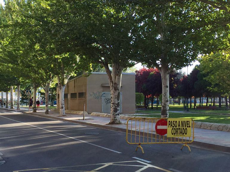 Imagen del aviso que se colocó en su día con motivo del cierre del paso a nivel de Los Tres Pasos