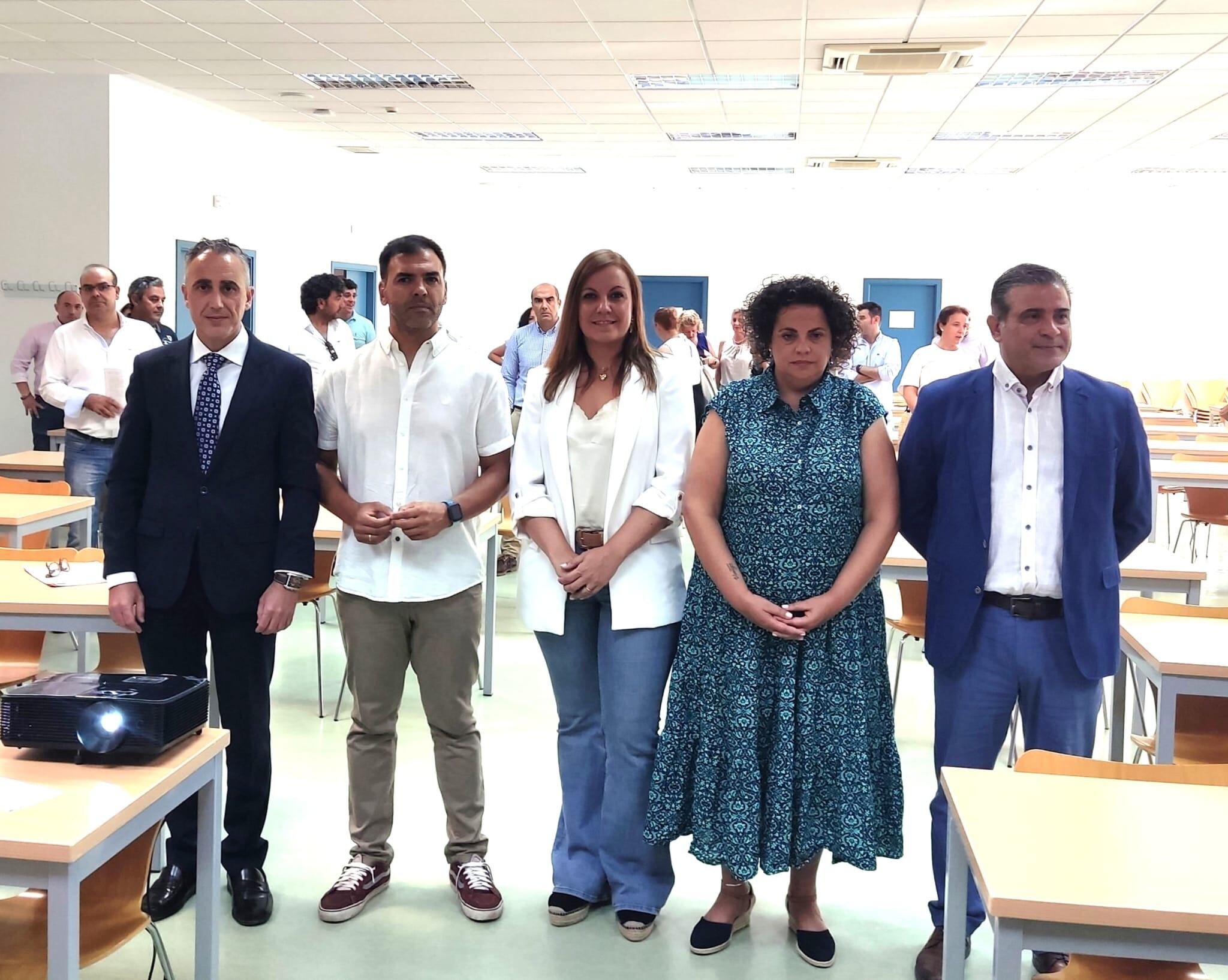 Autoridades posan ante algunos de los participantes en la Jornada