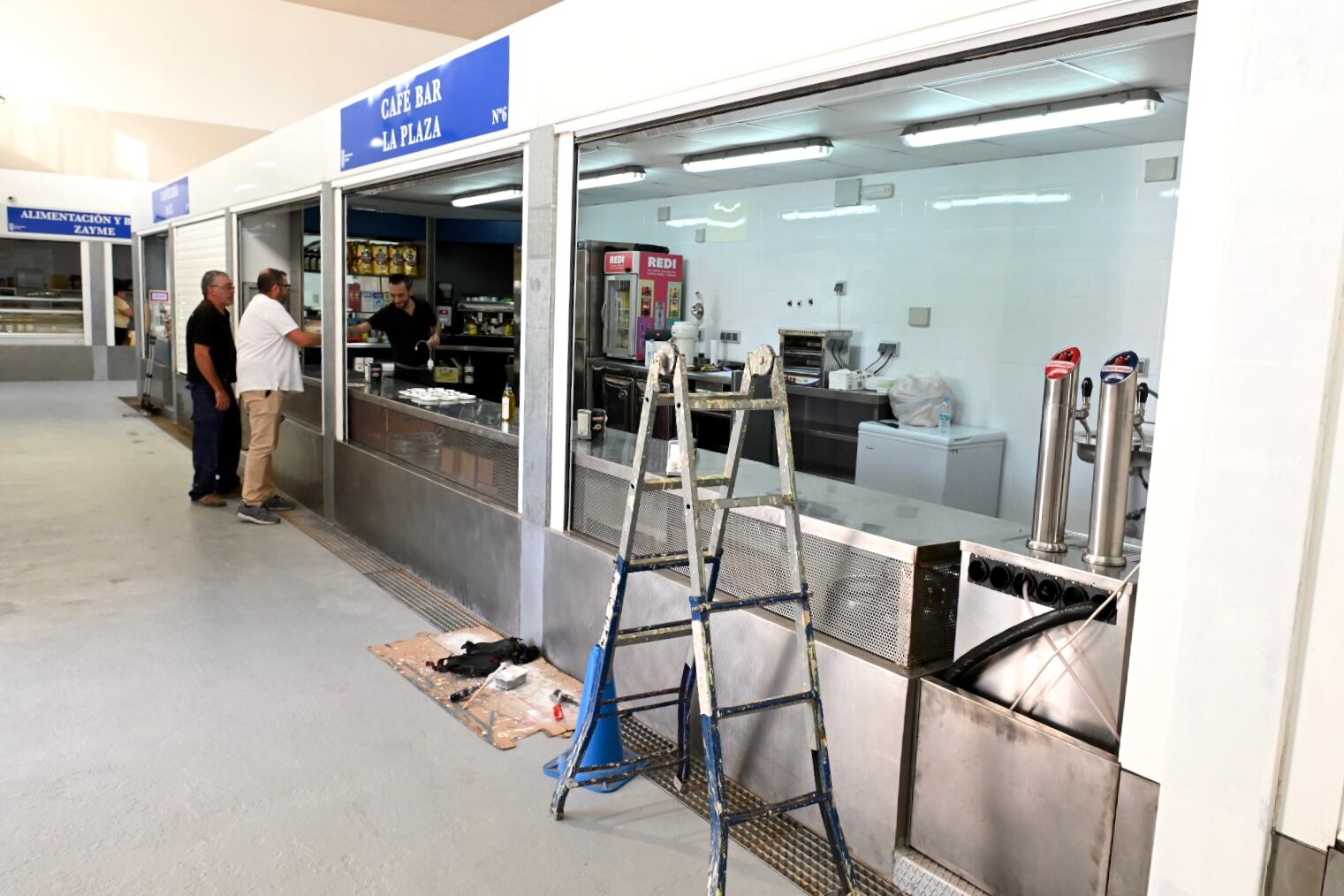 Últimos trabajos en uno de los puestos del Mercado de Federico Mayo