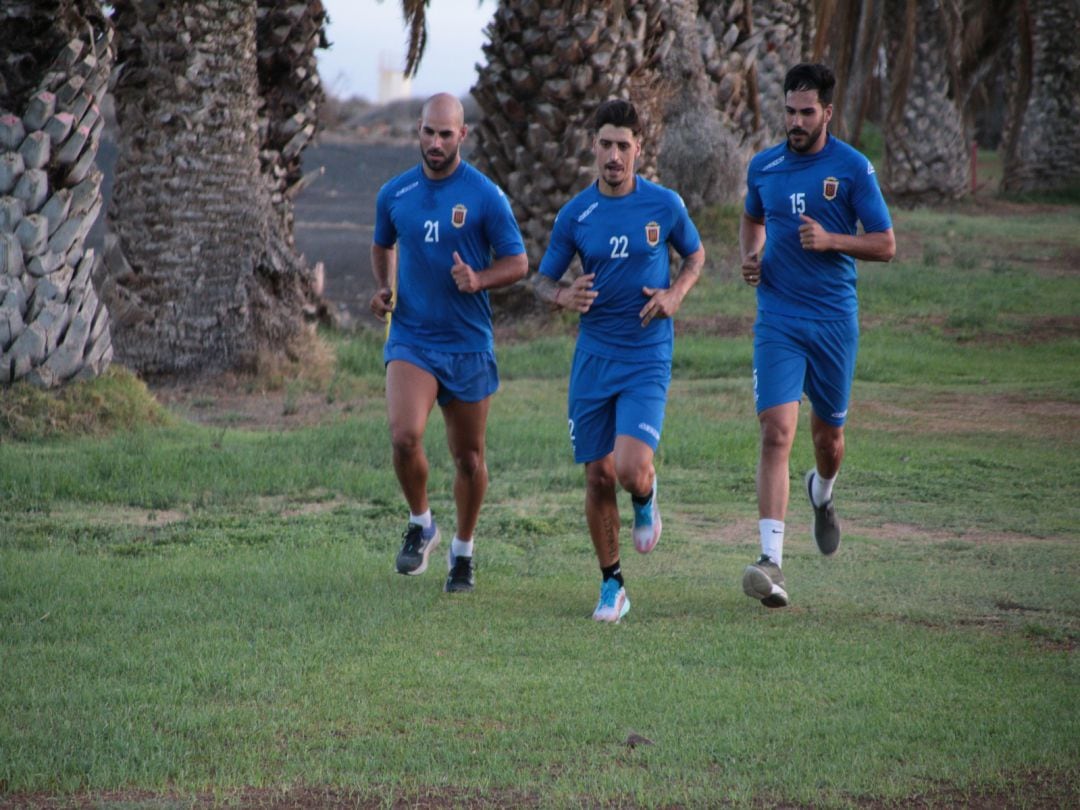 Jugadores de la UD Lanzarote entrenando en el campo de golf de Costa Teguise.