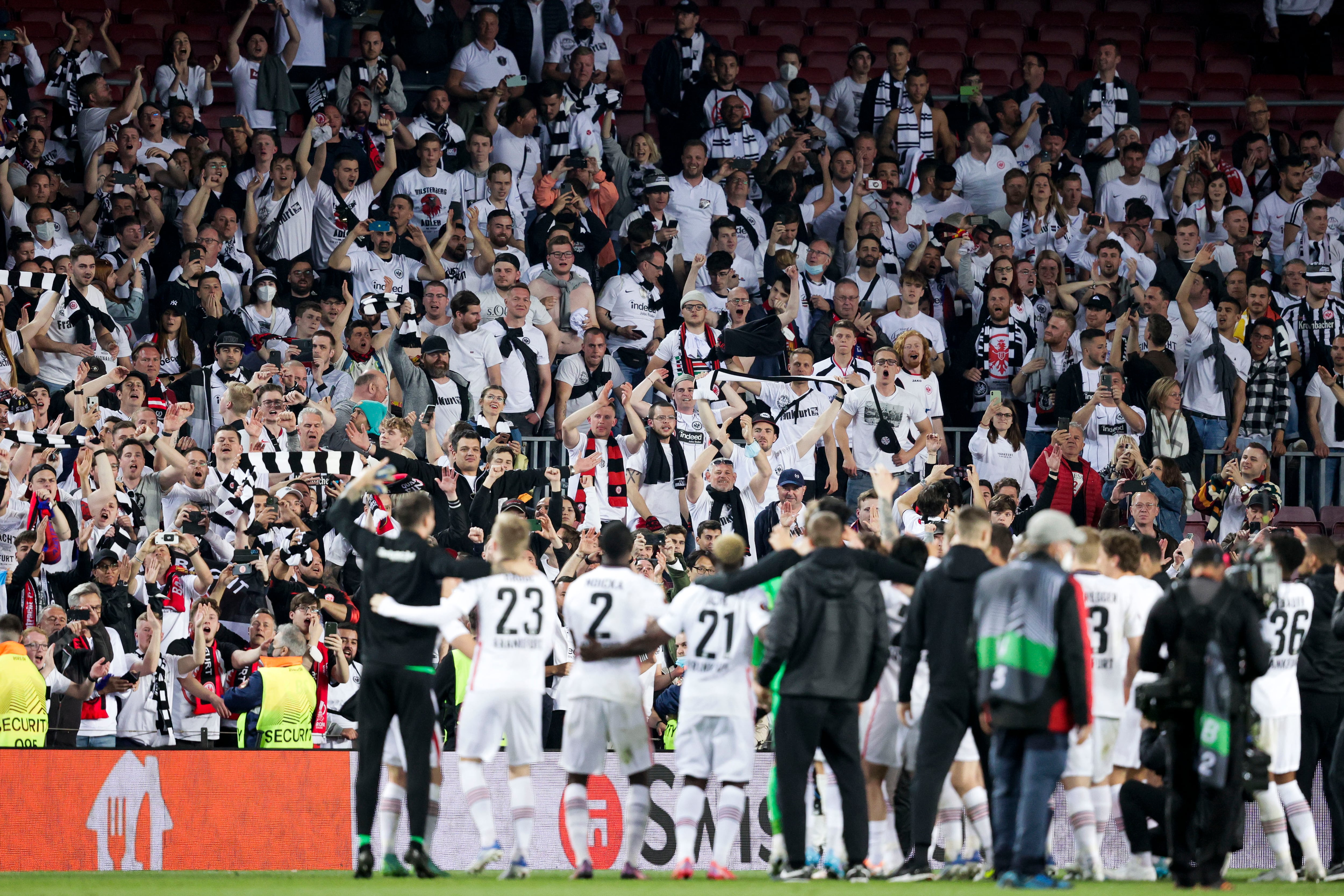 Los jugadores del Eintracht Fráncfort celebran la victoria con su afición en el Camp Nou en 2022