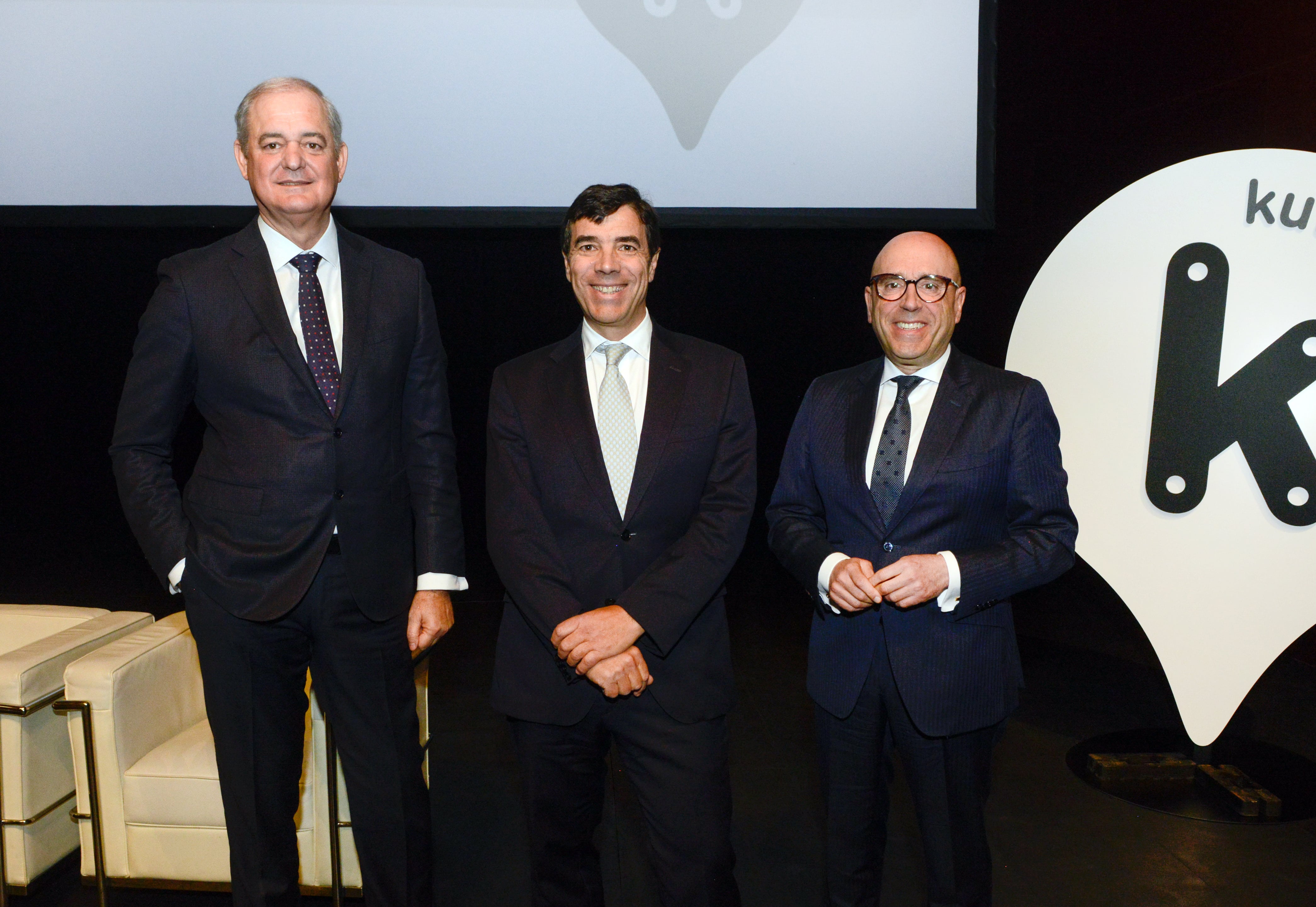 Javier García Lurueña (Consejero Delegado de Kutxabank y Presidente de Cajasur),  Antón Arriola (Presidente de Kutxabank), y Joseba Barrena (Consejero Delegado de Cajasur) durante la presentación de los resultados de la entidad