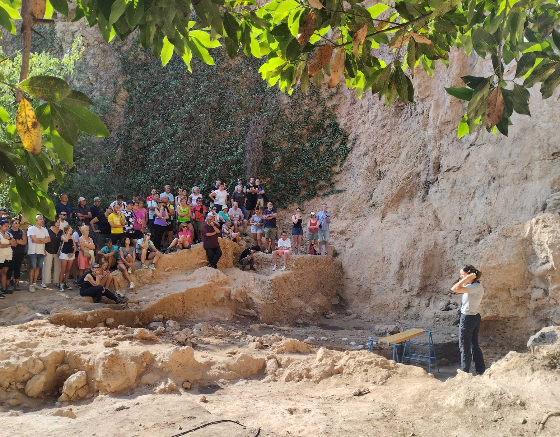 Los asistentes a la jornada de puertas abiertas reciben las explicaciones en plena excavación
