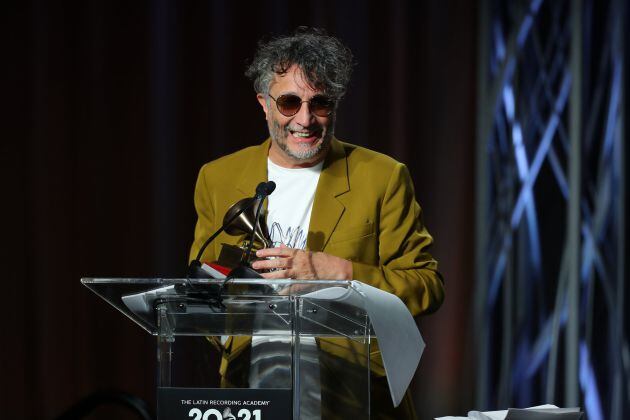 Fito Paez recoge su Grammy Latino 2021.