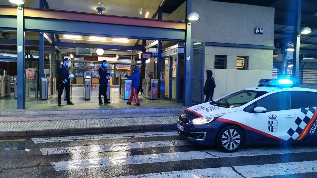 Imagen de archivo de una acción de la Policía Local de Getafe durante esta pandemia.