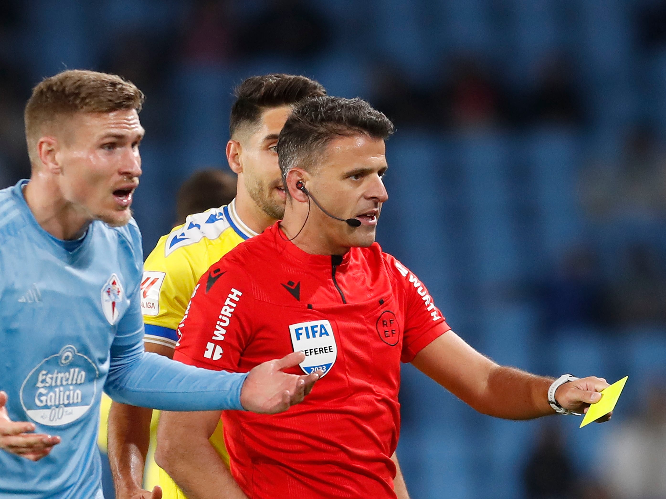 Vigo (Pontevedra) 04/12/2023.- El colegiado Gil Manzano antes de mostrar una tarjeta amarilla durante el encuentro correspondiente a la jornada 15 de primera división que Celta y Cádiz disputan hoy lunes en el estadio de Balaidos, en Vigo. EFE / Salvador Sas.