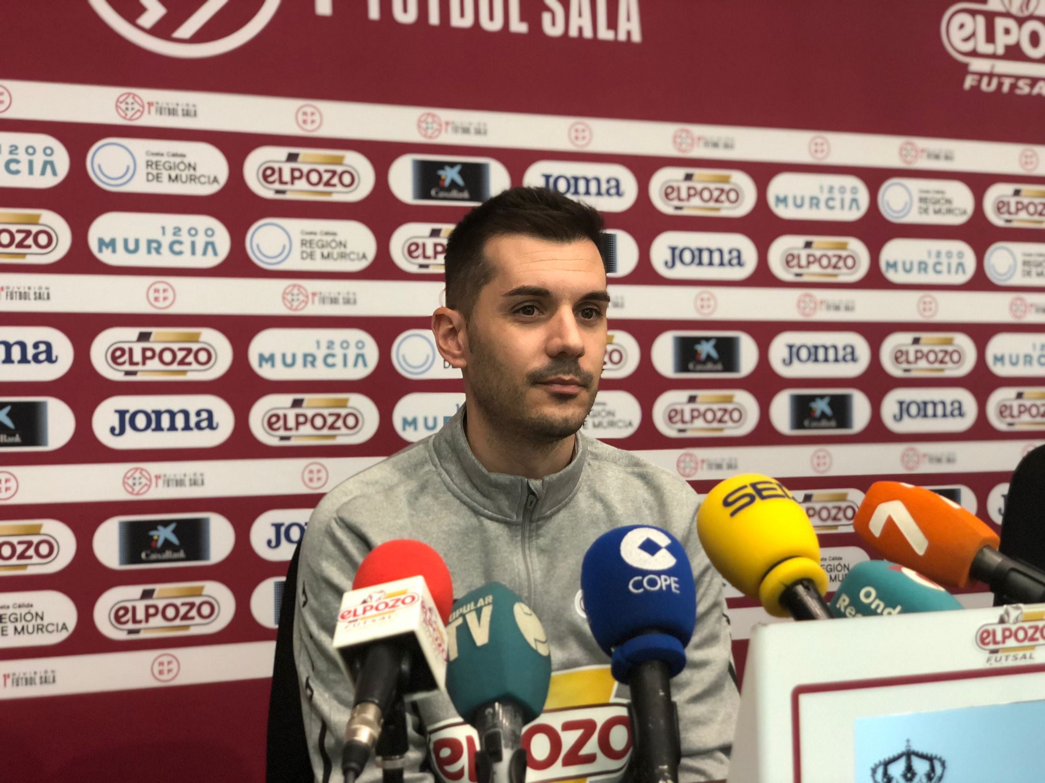 Dani Martínez, técnico de ElPozo Murcia FS, en una rueda de prensa