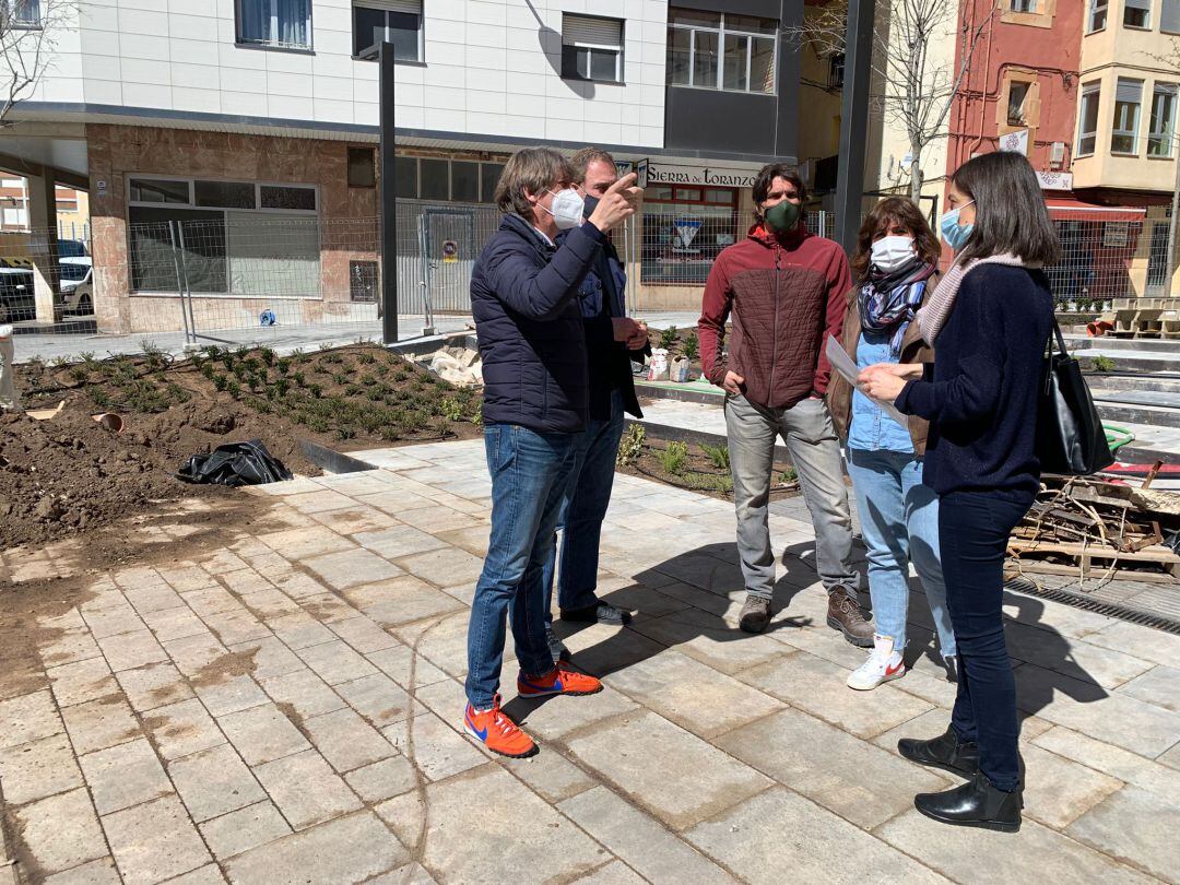 Carlos Martínez y la concejala Ana Alegre en la Plaza de las Concepciones.