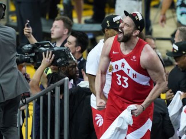 Marc Gasol festeja el título de campeón de la NBA