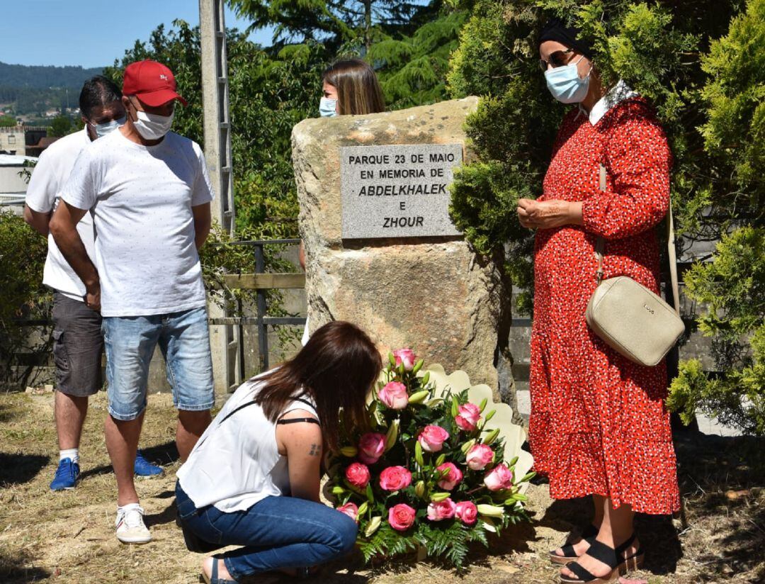 Vecinos de Paramos depositan un ramo de flores en el monolito en memoria de las dos víctimas de la explosión de 2018.