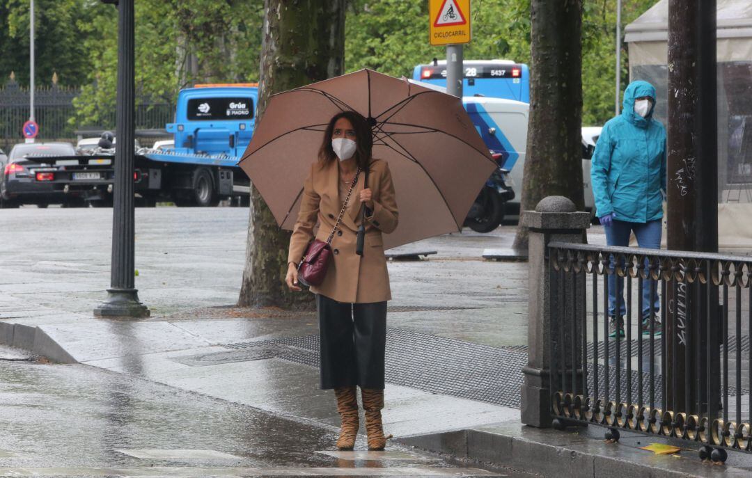 Una mujer con paraguas en Madrid.