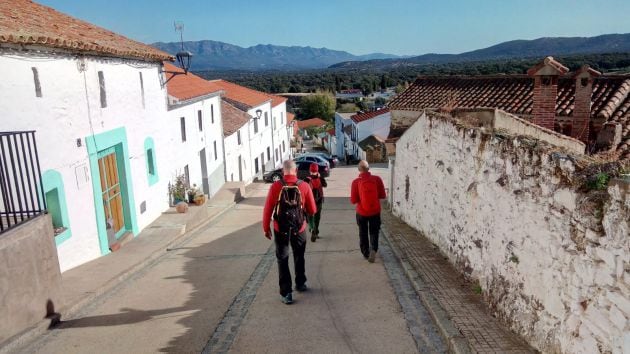 Aristóteles Moreno por las calles de Azuel. Noviembre de 2019