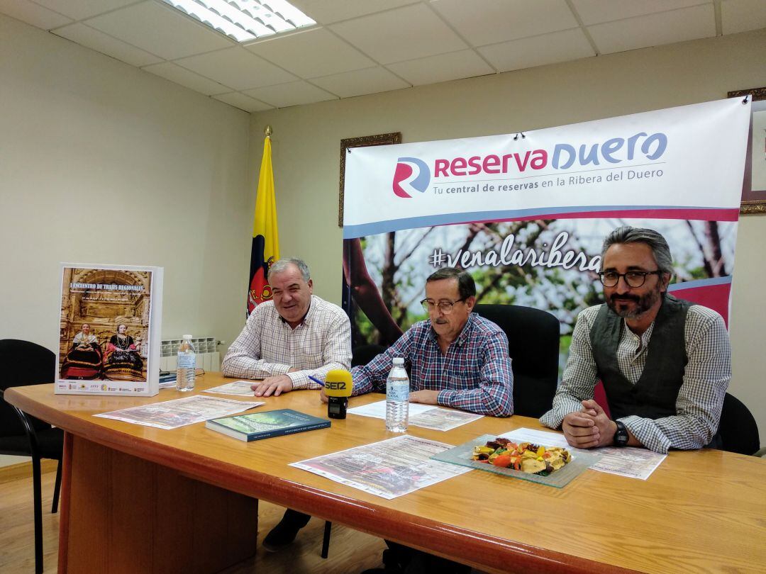 Los alcaldes de Santa Cruz de la Salceda, Juan Manuel Gil, Vadocondes, Francisco Núñez y Fresnillo de las Dueñas, Gustavo García durante la presentación del I Encuentro de Trajes Regionales