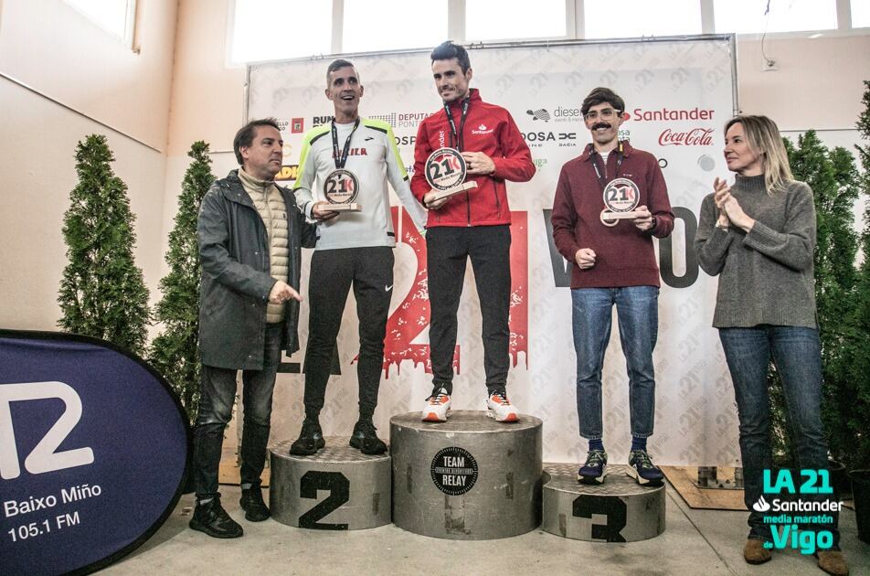 Gómez Noya en el podio de la Media Maratón “La 21” de Vigo