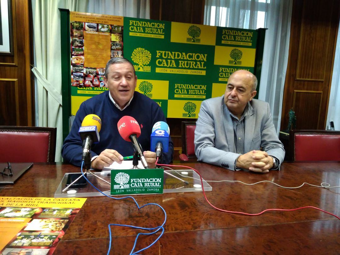 El alcalde de Trabazos, Javier Faúndez, junto al representante de la Fundacion Caja Rural, Feliciano Ferrero