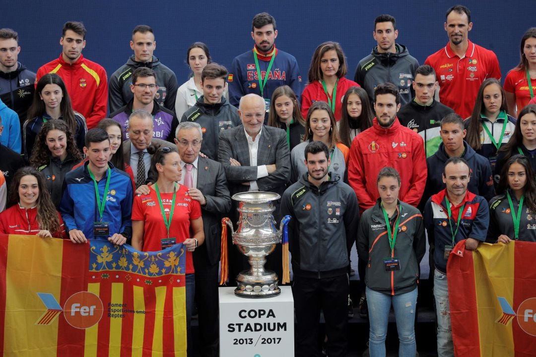 El presidente de la Fundación Trinidad Alfonso, Juan Roig (c) junto a los deportistas del Proyecto FER (Foment d&#039;Esportistes amb Reptes) durante la presentación hoy en València