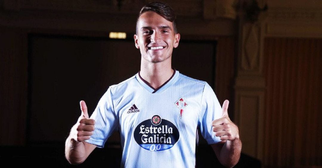 Denis Suárez posa con la elástica celeste