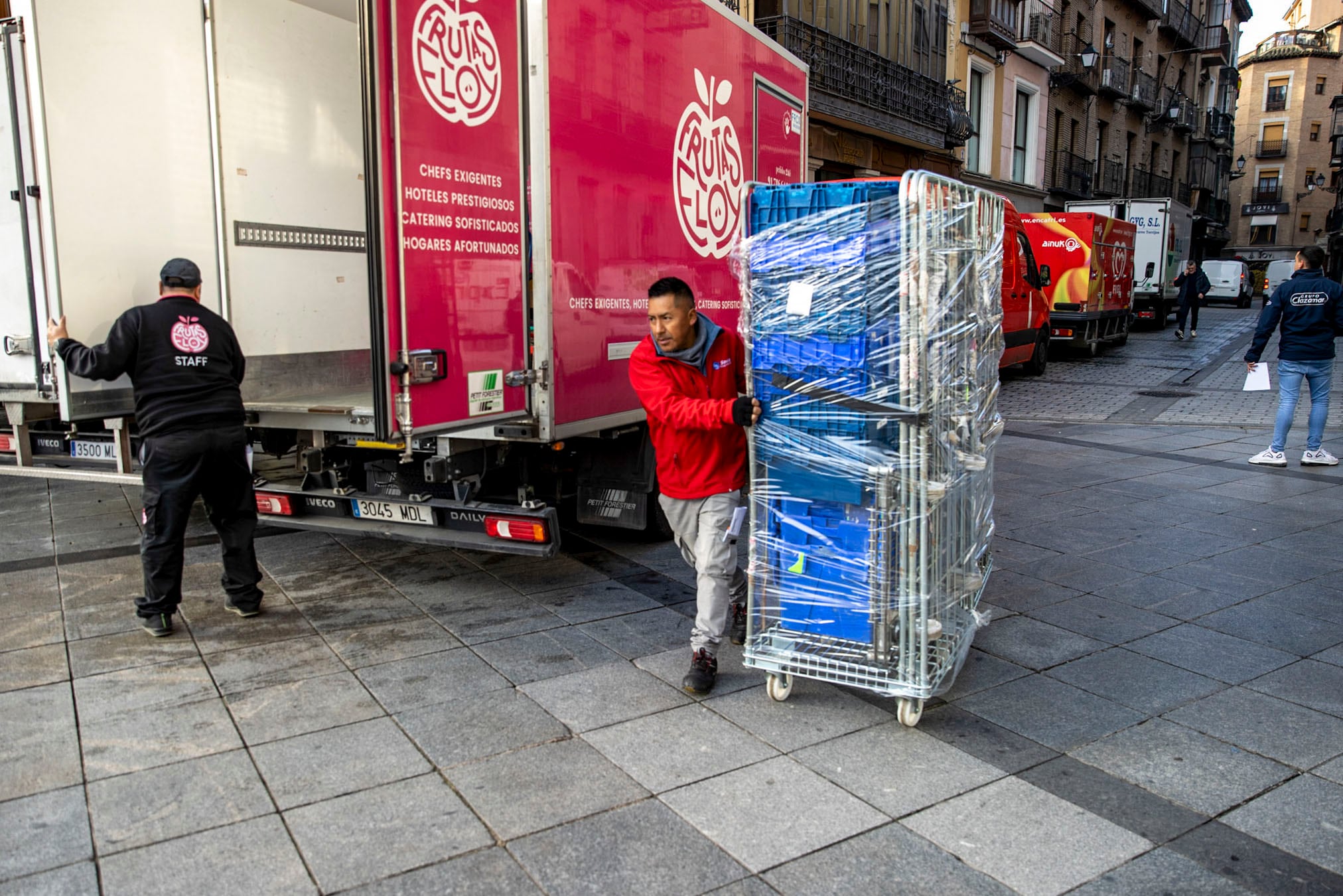 TOLEDO, 26/01/2024.- Descargando mercancía en Toledo.El mercado laboral creó 783.000 empleos durante 2023, hasta cerrar el año en récord, rozando los 21,25 millones de ocupados, y con una tasa de desempleo del 11,76 %, la menor desde 2007, antes de que irrumpiera la crisis financiera. EFE/Ismael Herrero
