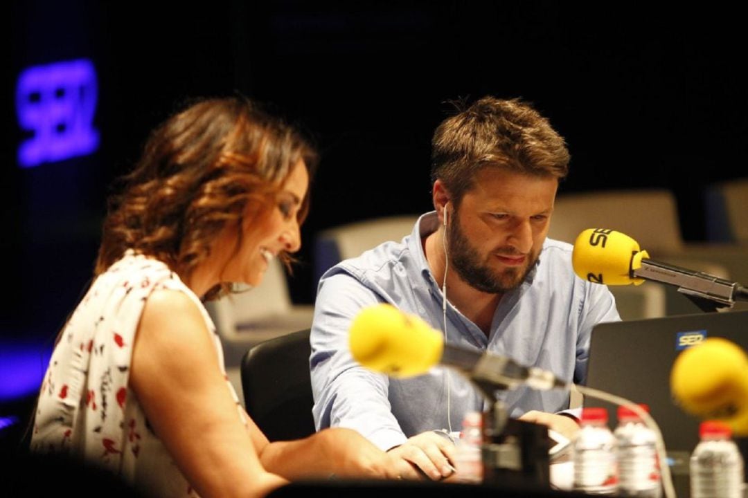 Pepa Bueno y Aimar Bretos, en los estudios de la Cadena SER.