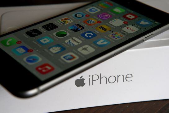 Un iPhone 6 sobre la caja