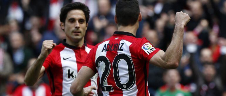 Etxeita y Aduriz celebran la victoria de los leones
