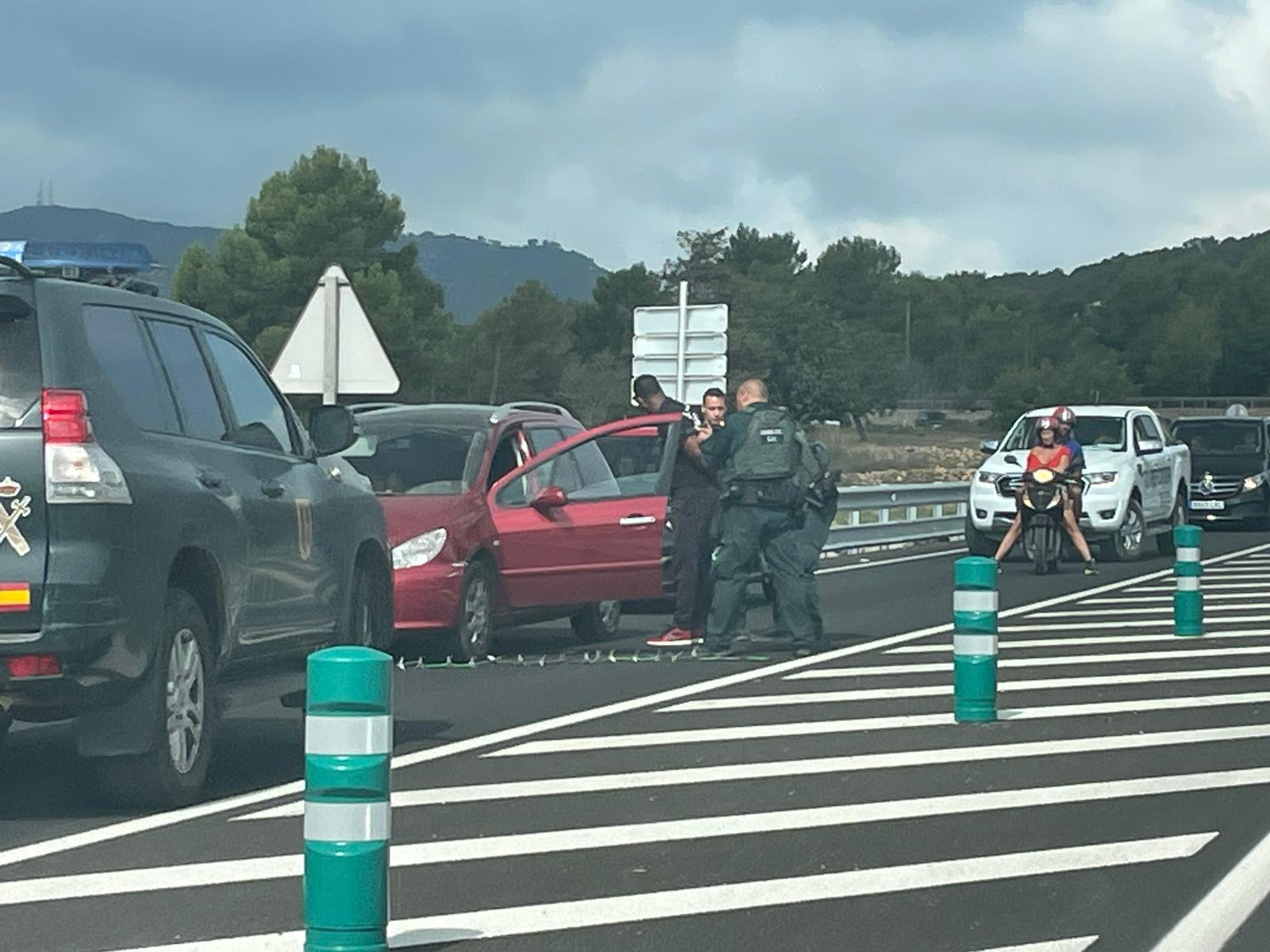 Imagen de una de las detenciones esta mañana en la carretera de Sant Josep