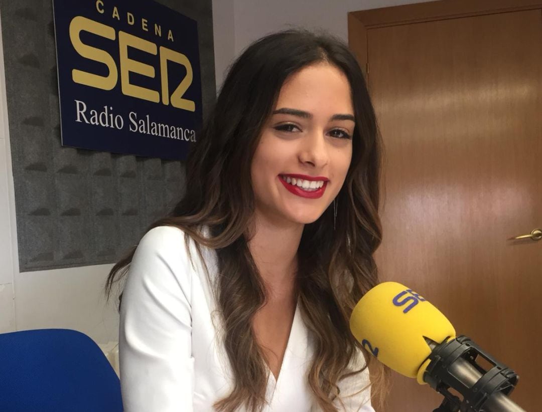 Elizabeth Martín, en los estudios de Radio Salamanca.