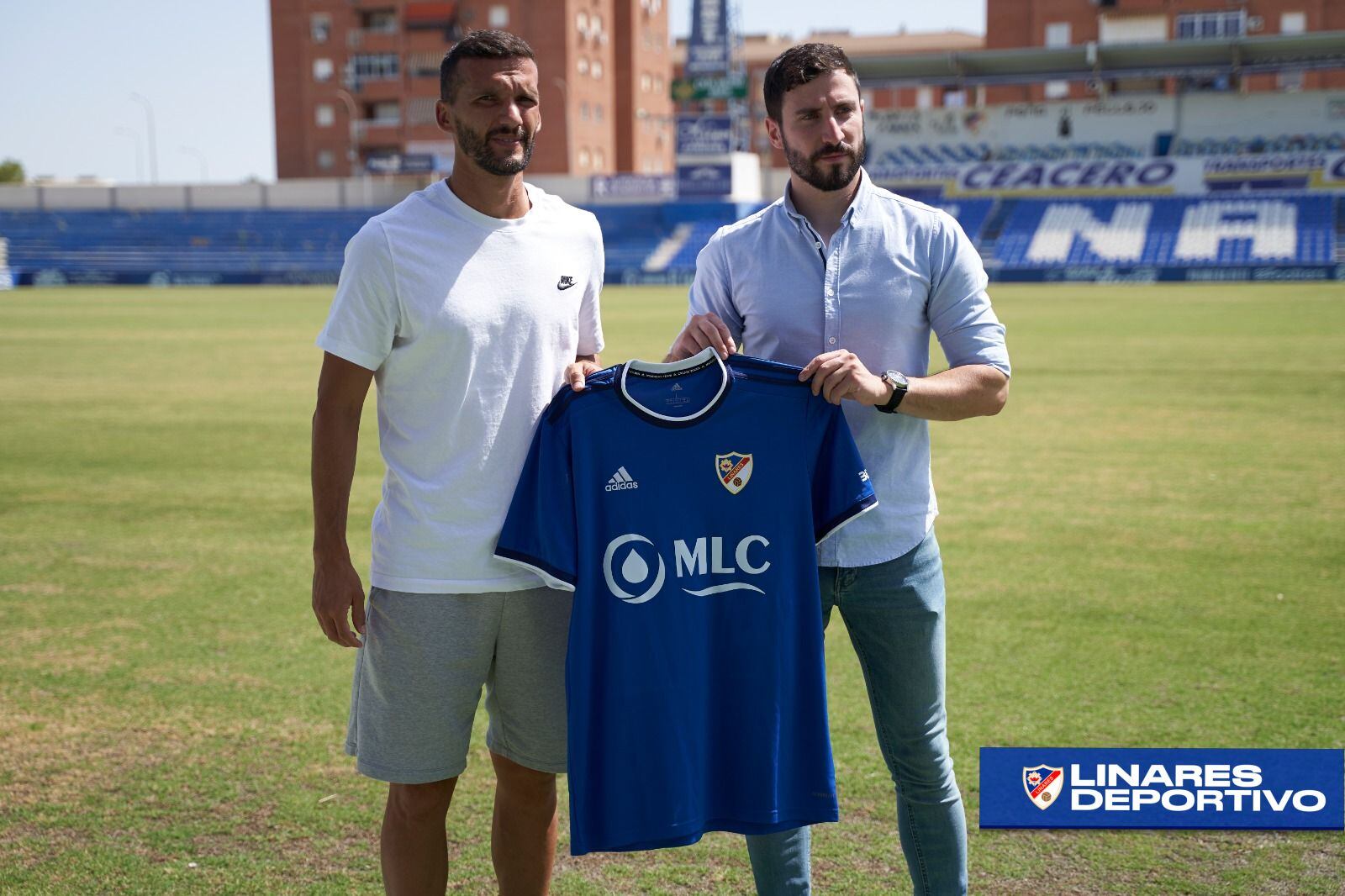 Rodri, capitán del Linares, posa junto a Miguel de Hita tras su renovación con el club azulillo.