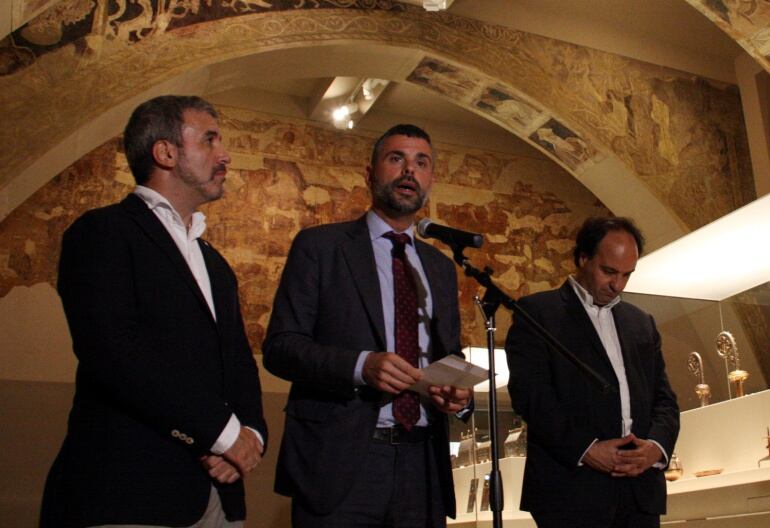 El segundo teniente de alcalde de Barcelona, del departamento de Cultura y Economía, Jaume Collboni, El consejero de Cultura de la Genaralitar, Santi Vila, y el director del MNAC, Pepe Serra, en la sala donde se encuentran las obras de Sigena.  
 El sego