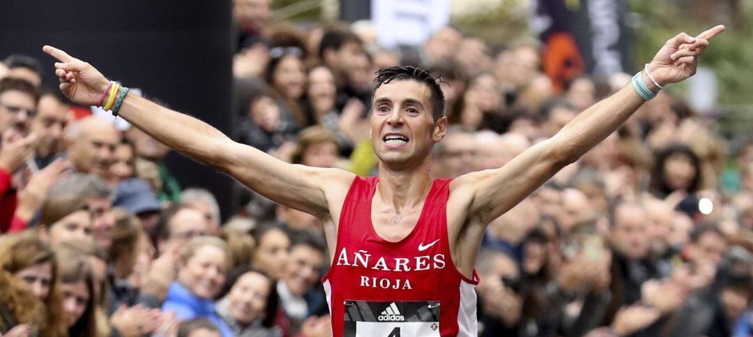 El atleta murciano Camilo Santiago entrando a meta