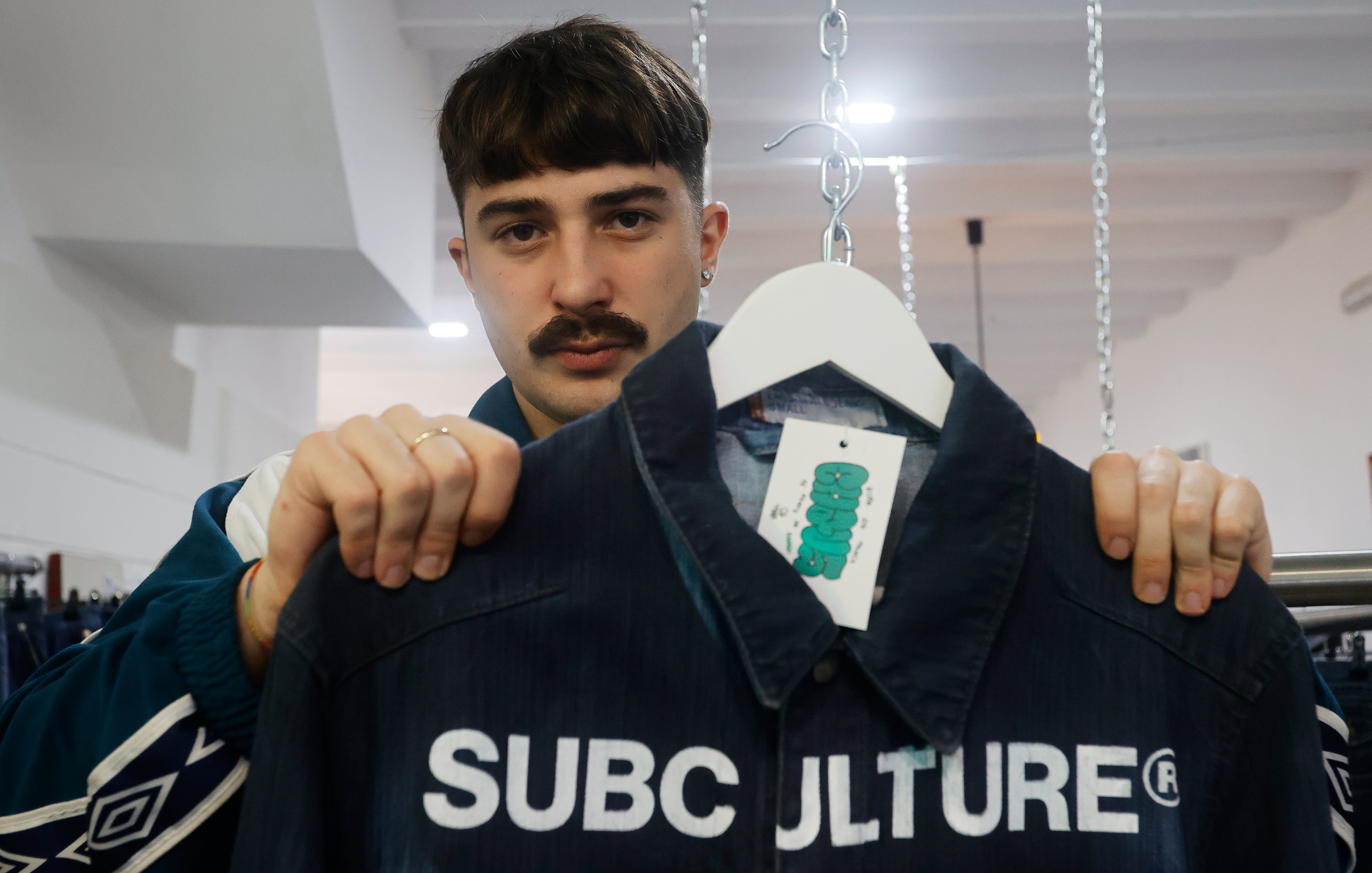 Chavs Clothing, la única tienda de moda vintage de Ferrol, se une a otras iniciativas emprendedoras de la ciudad vinculada a los complementos y lanza su propia colección, en la que personalizan prendas de los 90 de la firma Levi´s, con el objetivo de aproximar a cualquier cliente a marcas de prestigio. En la imagen, Iago Gómez, de Chavs Clothing (foto: Kiko Delgado / EFE)