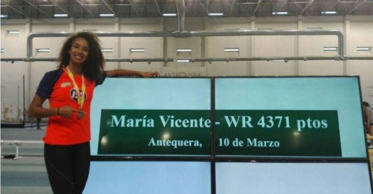 María Vicente posa con el récord