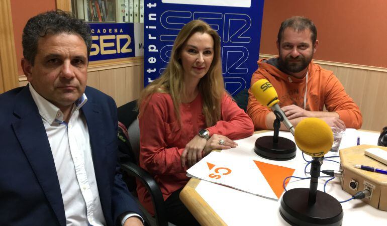 De izquierda a derecha, Ramón Jurado, Secretario General del PSOE en Parla, Patricia Frutos, portavoz de Ciudadanos en Fuenlabrada, y Fran Muñoz, portavoz de Leganemos.