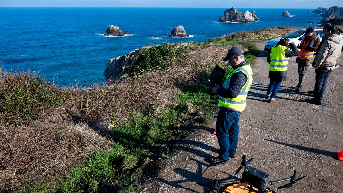 Cantabria continúa con los trabajos de vigilancia y retirada de pellets localizados en 15 playas
