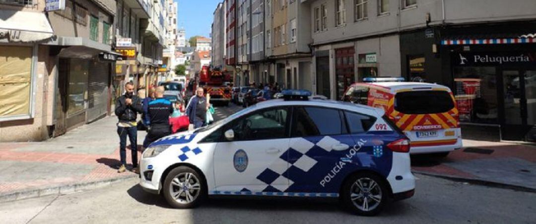 Efectivos policiales en el incendio