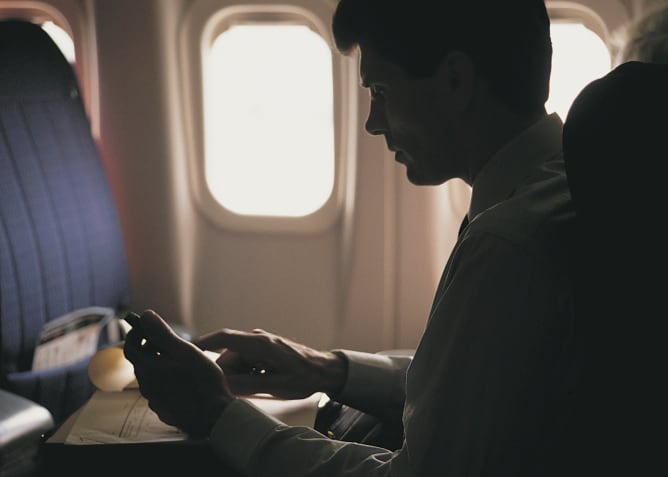 Un pasajero durante un vuelo comercial