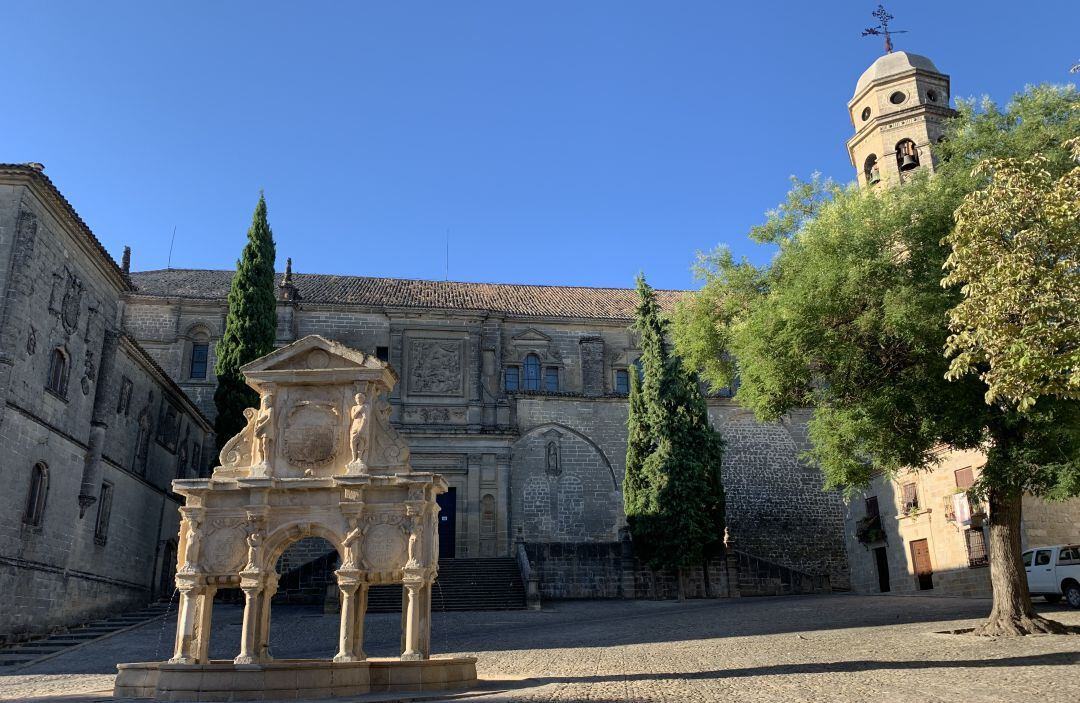 Plaza de Santa María con la Catedral de la Natividad de Nuestra Señora al fondo, en Baeza