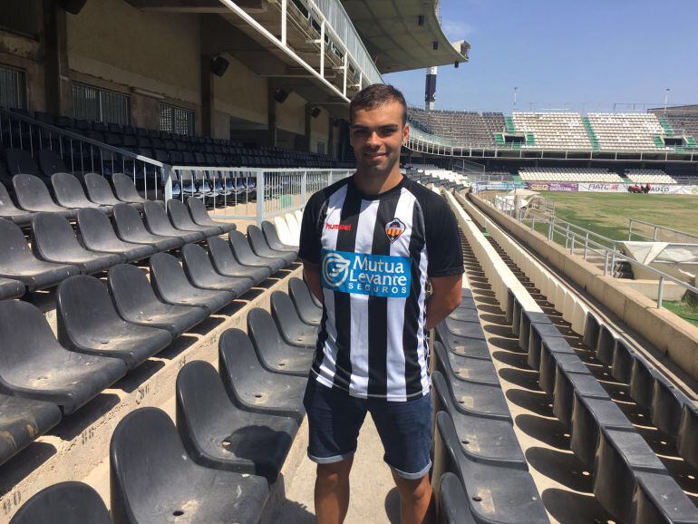 Borja Gómez posa con su nueva camiseta en Castalia