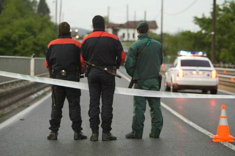 Agentes de la Ertzaintza y la Guardia Civil, frente a la casa cuartel de Legutiano 