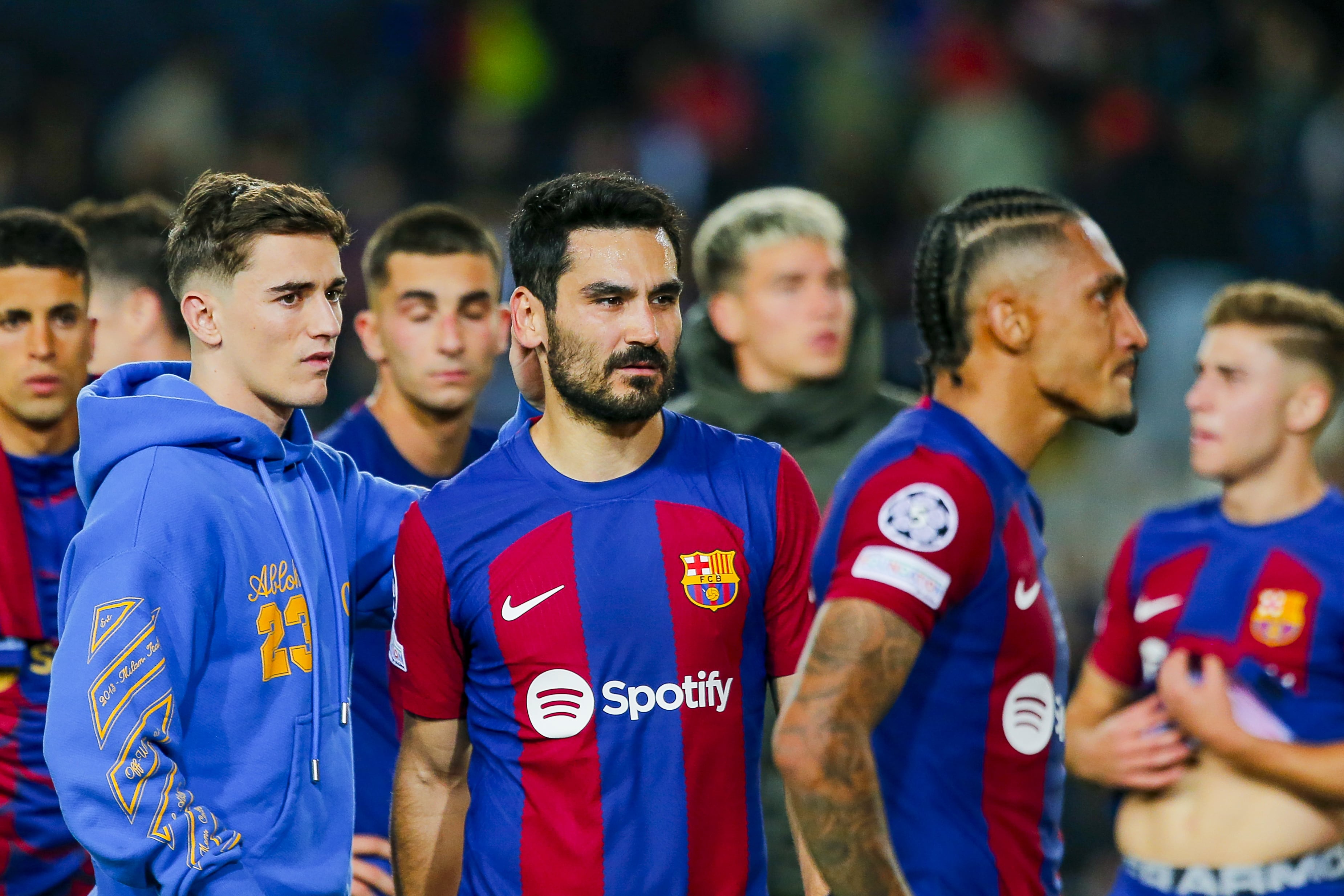 Gündogan, junto a sus compañeros, tras la eliminación del Barça