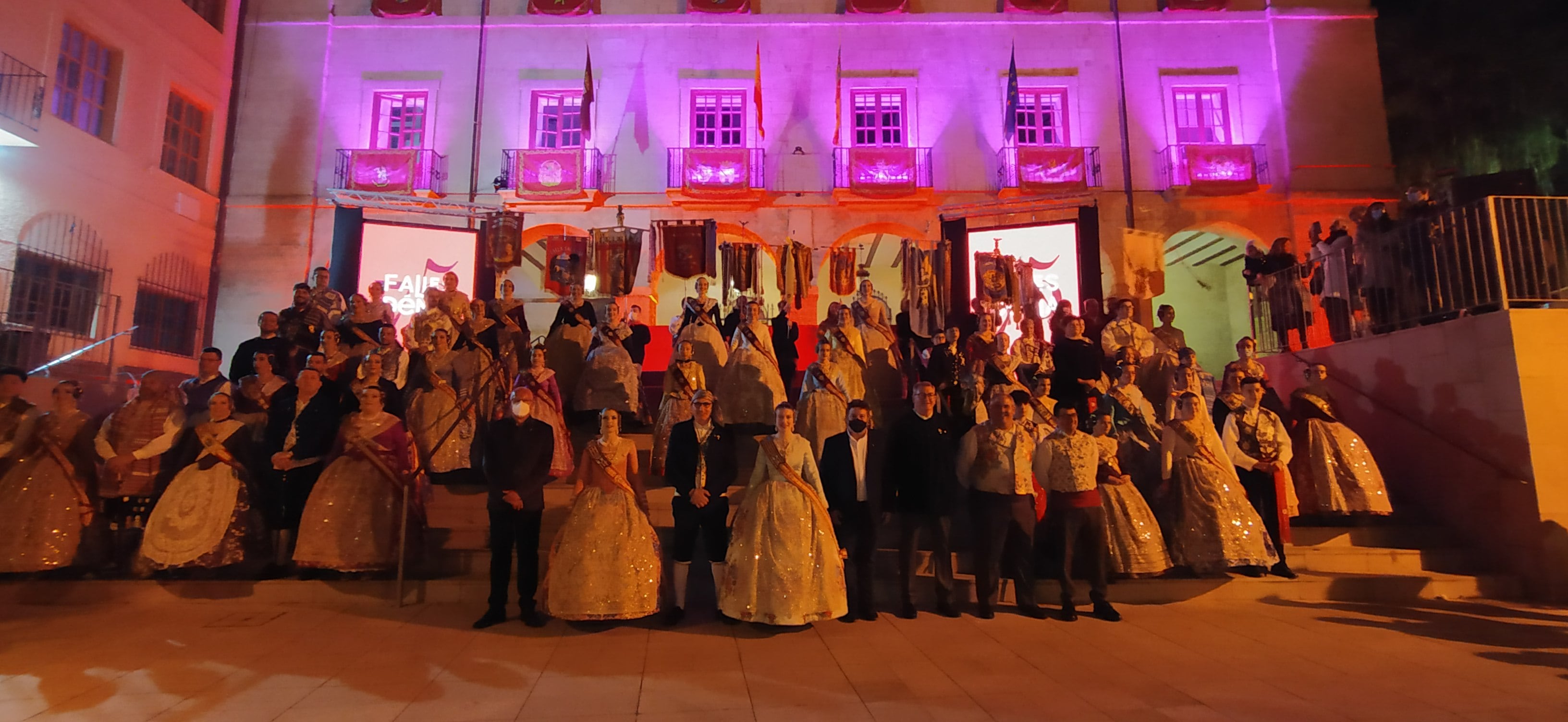 Foto de familia al finalizar la Crida de las Falleras Mayores de Dénia