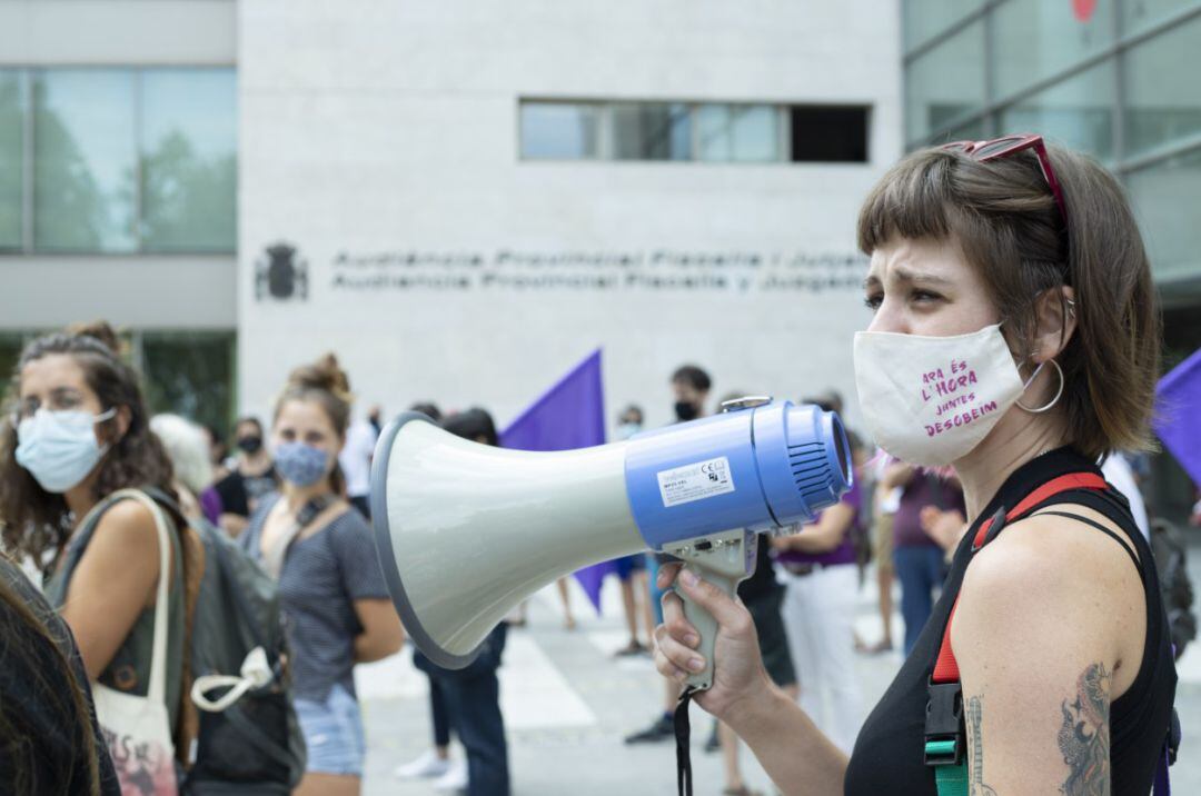 Concentración a las puertas de la Ciudad de la Justicia del movimiento feminista