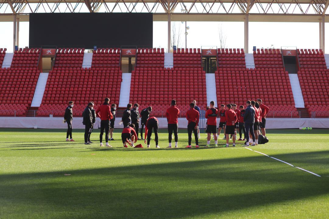 Charla de Rubi a la plantilla en el Estadio Mediterráneo.