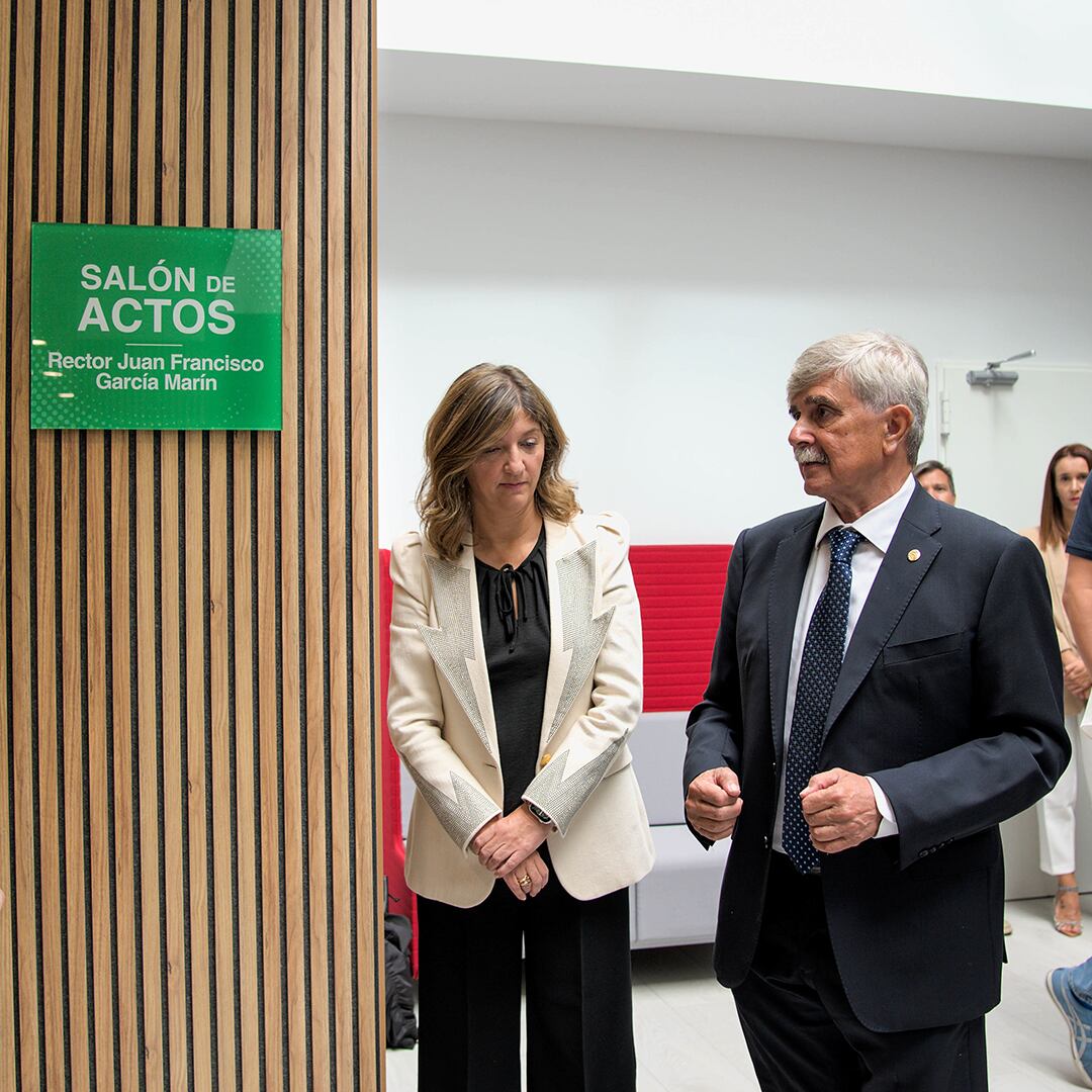 La rectora Nuria González junto a su predecesor Juan Francisco García Marín