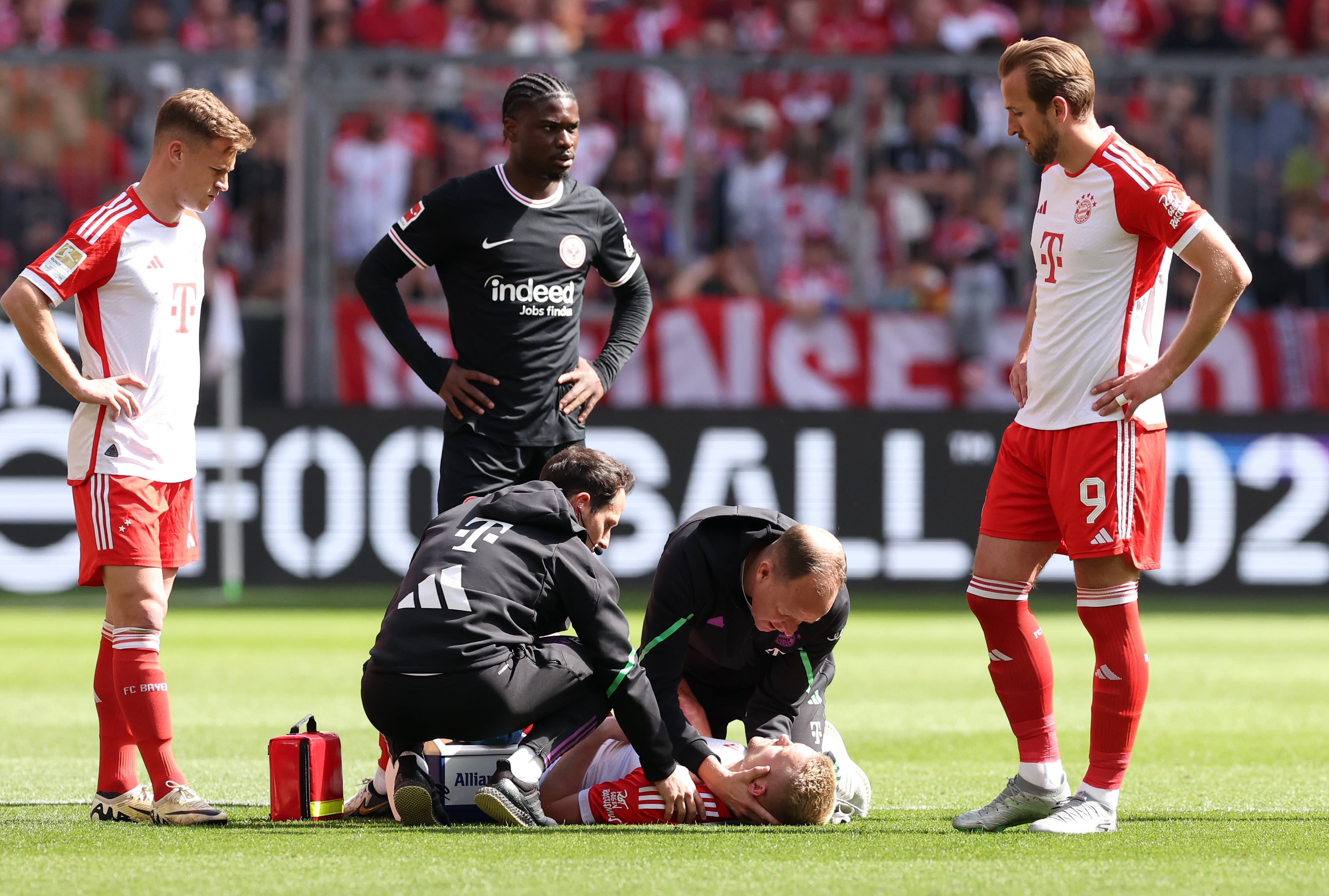 Matthijs de Ligt  del Bayern Múnich se lesiona en encuentro contra el Frankfurt.  (Photo by Alexander Hassenstein/Getty Images)