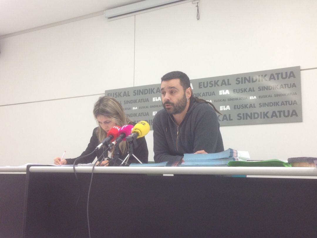 Maria Balda, responsable de Igualdad de Género en Navarra y Gabi Santesteban, responsable del Sector de Limpieza de Navarra, en el sindicato ELA 