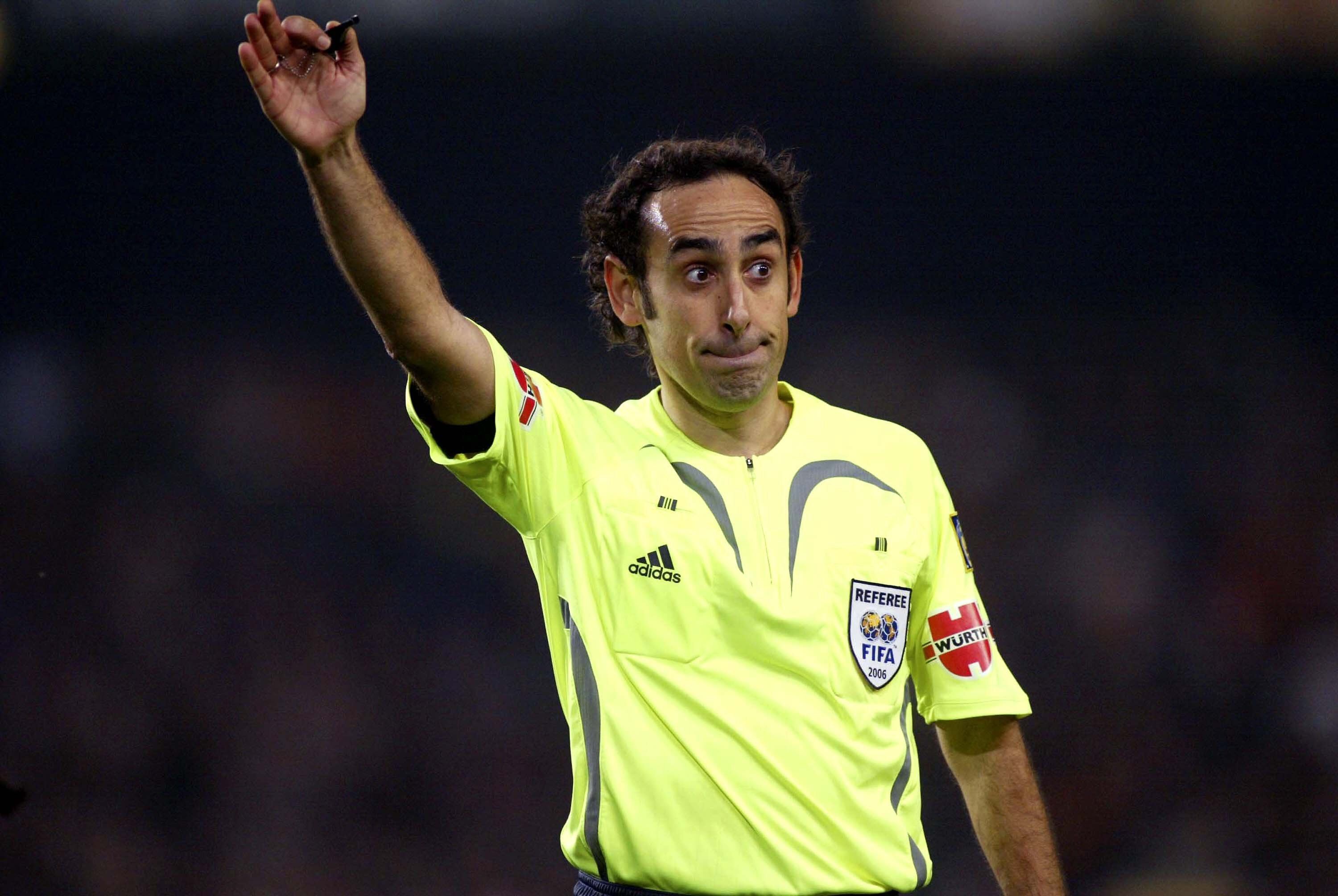 Eduardo Iturralde González, durante un partido entre el FC Barcelona y el Real Zaragoza en 2006.