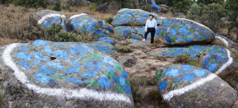 Ibarrola en una de las piedras