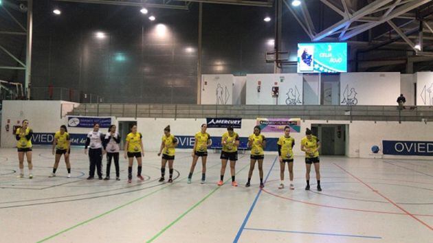 Las jugadoras del BM Puerto del Carmen en la cancha del BM Oviedo.